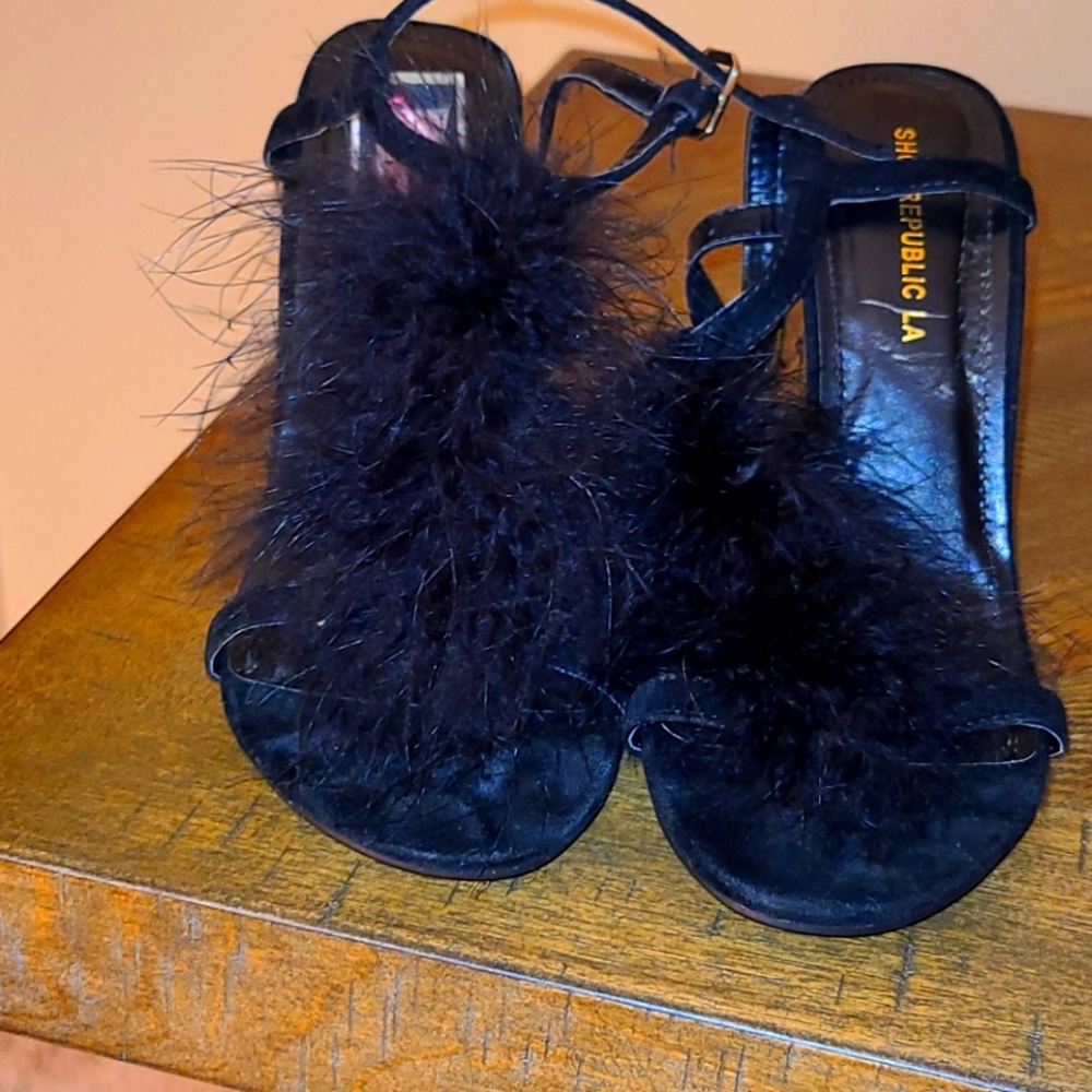 Black velour feather pump